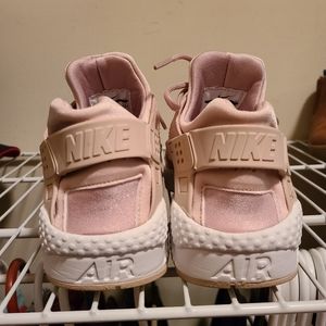 Nike women's Blush Huarache Size 9